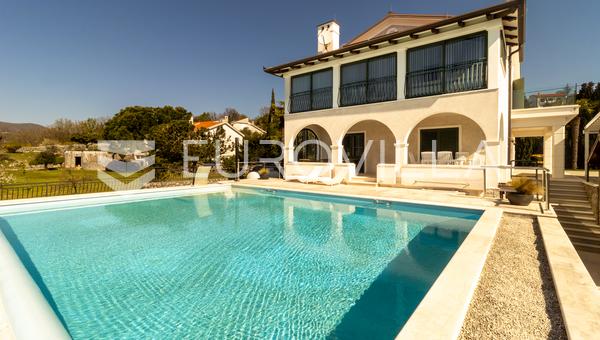 Kastav'da, yüzme havuzlu ve Kvarner Körfezi'nin panoramik manzarasına sahip lüks villa.