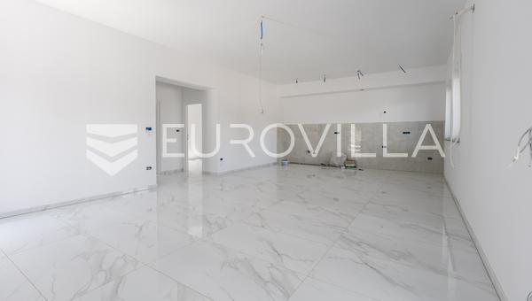 Porec Umgebung - Moderne Erdgeschosswohnung mit einem geräumigen Privatgarten