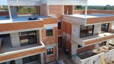 Vodice, prekrasan stan s krovnom terasom i bazenom, 143,63 m²