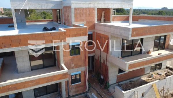 Vodice, prekrasan stan s krovnom terasom i bazenom, 143,63 m²