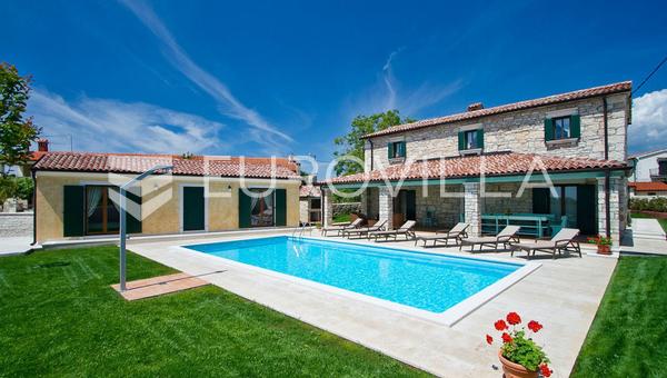 Istrien, Porec - eine elegante Steinvilla mit Swimmingpool, von außergewöhnlicher Bauqualität
