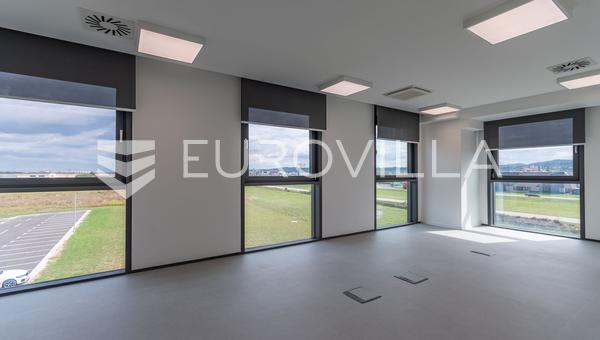 Gornji Kneginec, 327 m² Kontorlokaler i en næringsbygning