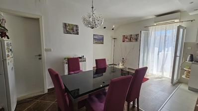 Žrnovnica, dvosoban stan i dodatna stambena jedinica na katu