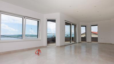 Crikvenica, trerumslägenhet NKP 68 m² med rymlig terrass och parkering.