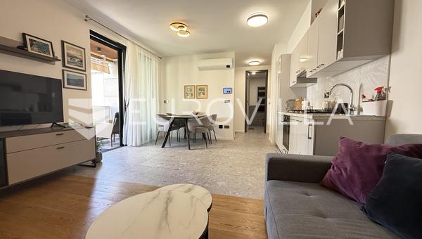 Pula, Centrum - wynajem długoterminowy nowoczesnego, dwupokojowego apartamentu z parkingiem. Powierzchnia 65,83 m², wind