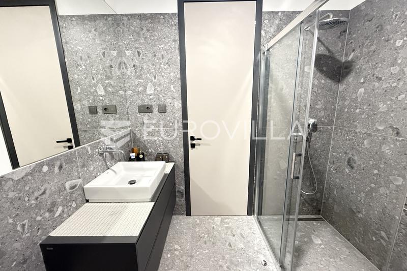Pula, Centrum - wynajem długoterminowy nowoczesnego, dwupokojowego apartamentu z parkingiem. Powierzchnia 65,83 m², winda, umeblowane, wysoki standard - 13