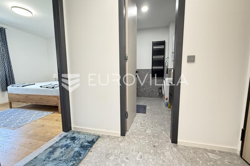 Pula, Centrum - wynajem długoterminowy nowoczesnego, dwupokojowego apartamentu z parkingiem. Powierzchnia 65,83 m², winda, umeblowane, wysoki standard - 8