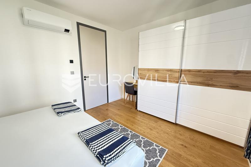 Pula, Centrum - wynajem długoterminowy nowoczesnego, dwupokojowego apartamentu z parkingiem. Powierzchnia 65,83 m², winda, umeblowane, wysoki standard - 12