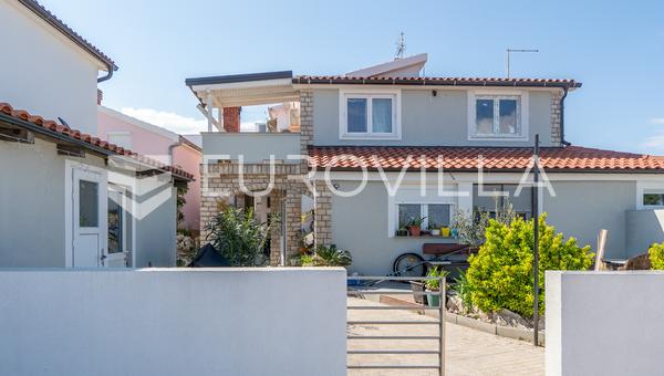 Zadar, Nin, Casa unifamiliar con ocho unidades residenciales, primera línea de mar