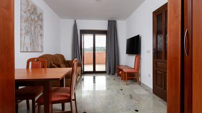 Krk, uređen trosoban apartman blizu mora, terasa s pogledom