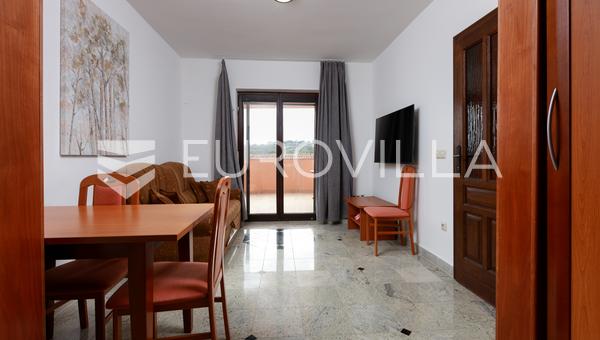 Krk, apartamento amueblado de tres dormitorios cerca del mar, terraza con vistas
