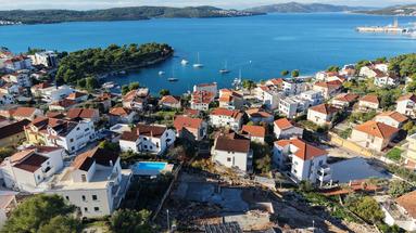 Trogir, Ciovo, deniz manzaralı iki yatak odalı daire ve otopark