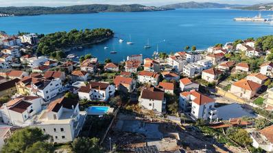 Trogir, Čiovo, dvosoban stan s pogledom na more i parkirnim mjestom