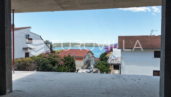 Trogir, Čiovo, dvosoban stan s pogledom na more i parkirnim mjestom