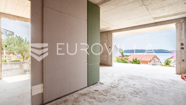 Trogir, Ciovo, deniz manzaralı iki yatak odalı daire ve otopark