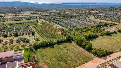 Istra, Vodnjan, građevinsko zemljište 1783 m² s pogledom na more, idealna lokacija