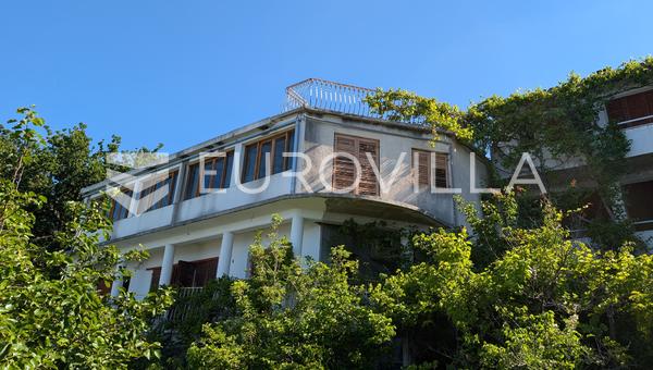 Gornja Podstrana, toplam brüt inşaat alanı 861 m² olan iki yasal ikiz ev