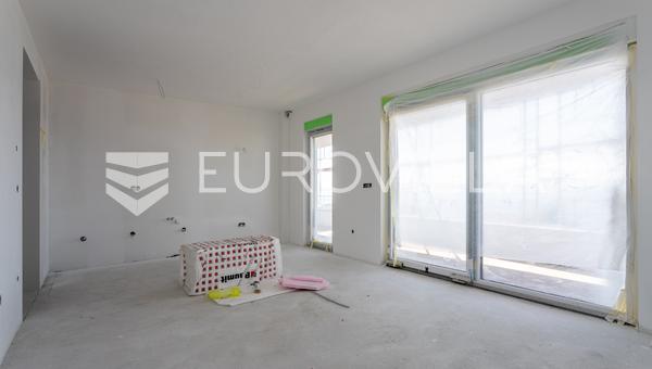Makarska, háromszobás lakás luxus épületben, medencével és tengerre néző kilátással.