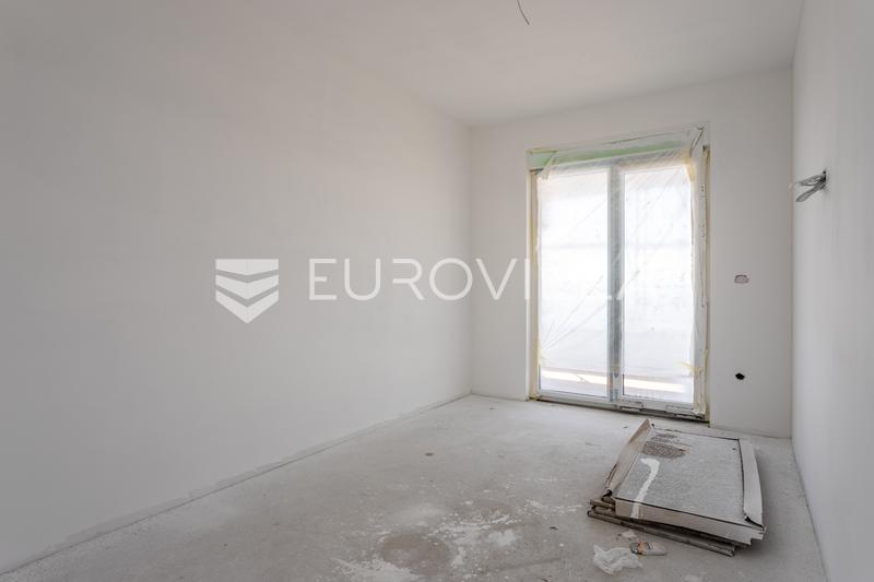 Makarska, trosoban stan u luksuznoj zgradi s bazenom i savršenim pogledom na more