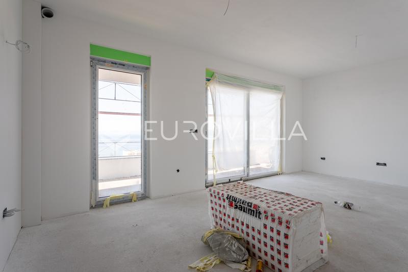 Makarska, trosoban stan u luksuznoj zgradi s bazenom i savršenim pogledom na more