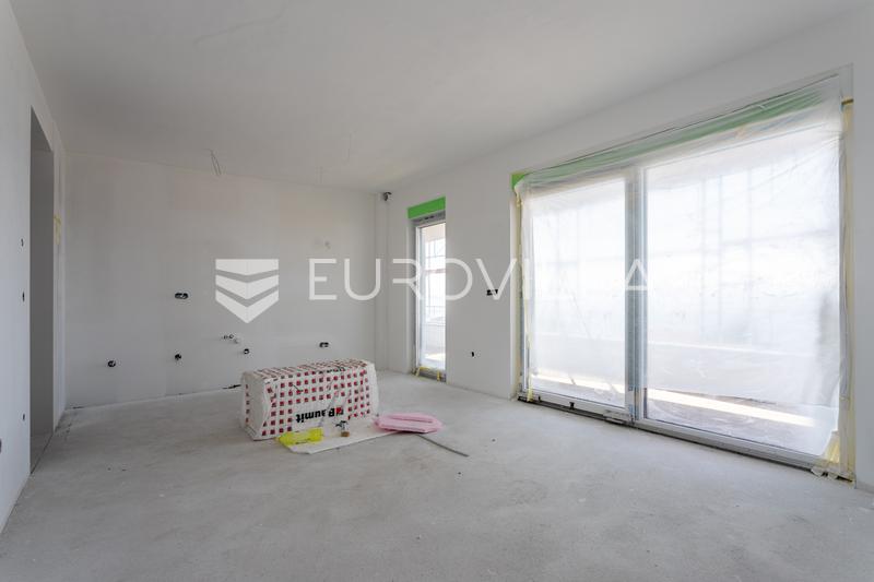 Makarska, trosoban stan u luksuznoj zgradi s bazenom i savršenim pogledom na more