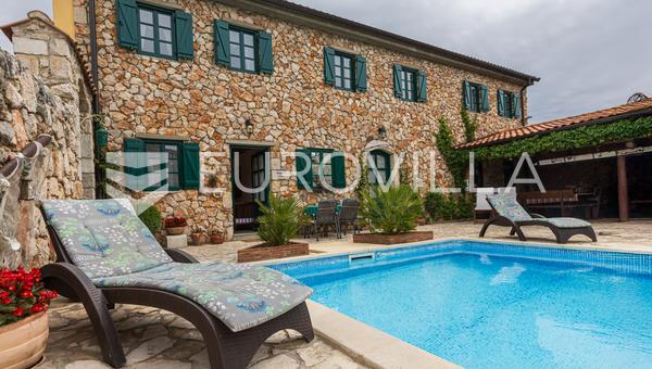 Vinodol Belediyesi, Bribir'de, ek binası ve yüzme havuzu olan şirin villa.