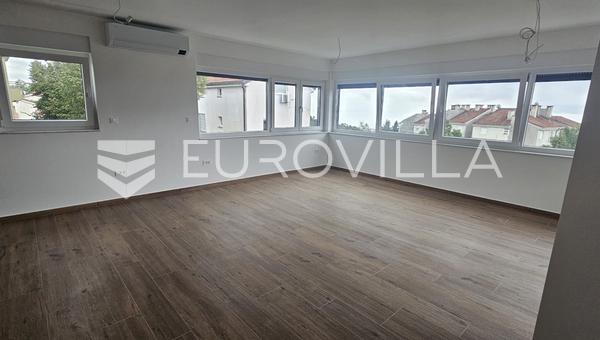 Kastav, Rešetari, apartamento de quatro quartos com garagem e uma varanda em um prédio novo.