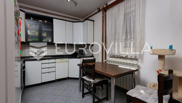 Drenova, piso de tres habitaciones con dos baños, terraza y parte del jardín, planta baja, 72 m²