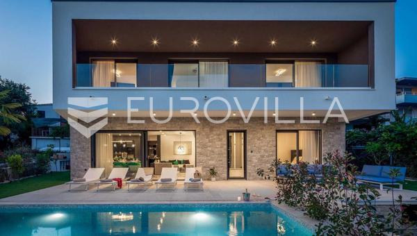 Rogoznica'da, denize sıfır konumda, yüzme havuzlu modern villa