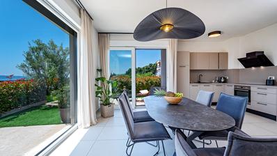 Kastel Sucurac - moderne villa met zwembad