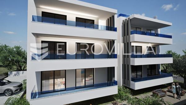 Zadar, Sukosan, moderno apartamento de dos dormitorios con jardín en una excelente ubicación