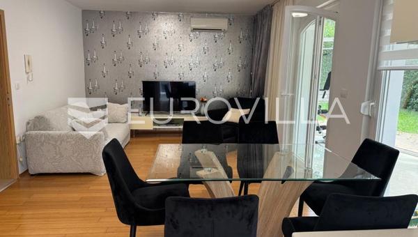 Matulji, apartamento amueblado de cuatro dormitorios con un amplio jardín, dos plazas de aparcamiento