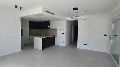 Luksuzni apartma Kastel Stari velikosti 77,1 m² v pritličju z veliko teraso, garažo in vrtom