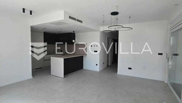 Luxusný apartmán Kastel Stari s rozlohou 77,1 m² na prízemí s veľkou terasou, garážou a záhradou