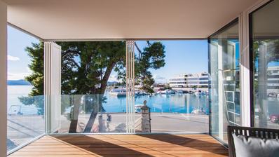 Zadar, prvi red uz more — luksuzna dizajnerska vila s rooftop terasom