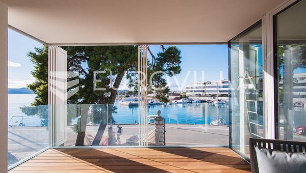 Zadar, prvi red uz more — luksuzna dizajnerska vila s rooftop terasom