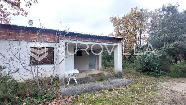 Istria, Kavran, casa de fin de semana para renovar en un entorno verde
