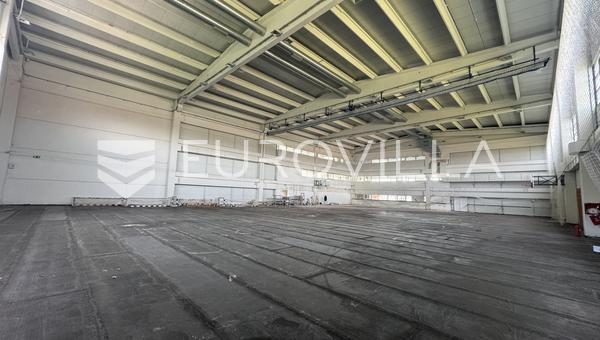Kerestinec, edifício comercial com 1900 m2 em um terreno de 4800 m2.