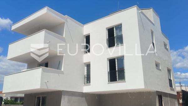 Zadar, Vir - Apartamento A3 de dois andares com 58,3 m2 e terraço na cobertura de 26,7 m2.