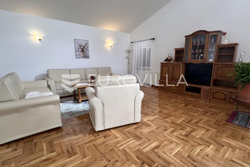 Istra, Poreč, prostrana prizemnica 186m2 dostupna za dugoročni najam