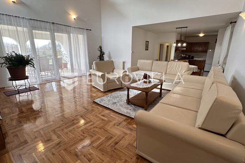 Istra, Poreč, prostrana prizemnica 186m2 dostupna za dugoročni najam