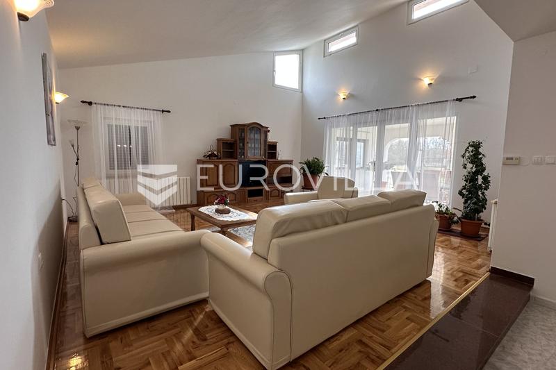 Istra, Poreč, prostrana prizemnica 186m2 dostupna za dugoročni najam