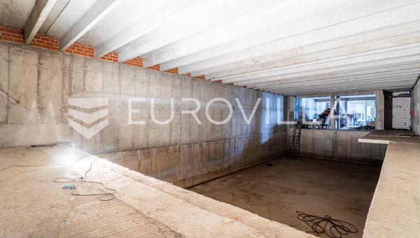 Makarska, atraktivan poslovni prostor u centru grada, 453 m²