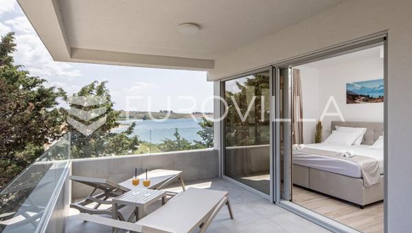 Pag, Povljana, 1ª fila al mar, ático amueblado, 95 m²