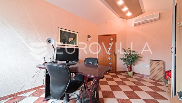 Osijek, Zona Industrial Cepinska, 9 Oficinas en Alquiler