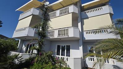 Rab, Barbat, Új építésű, Apartmanház 12 lakással, tengerre néző kilátással, 250 m-re a strandtól