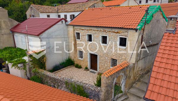 Kostrena, Küstensteinhaus mit begonnener Anpassung