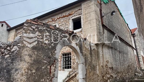 Kostrena, kamena primorska kamena kuća s započetom adaptacijom