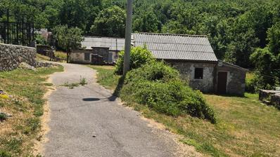 Sv. Juraj, Krasno, dvije kuće i 5000 m² zemljišta u netaknutoj prirodi Velebita
