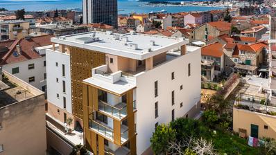 Split, novogradnja, luksuzan trosoban stan s pogledom na cijeli grad